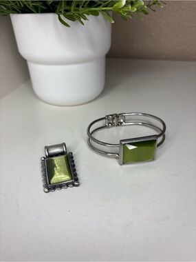 Vintage Olive Green Cat’s Eye Cuff Bracelet & Pendant Set – Boho Jewelry